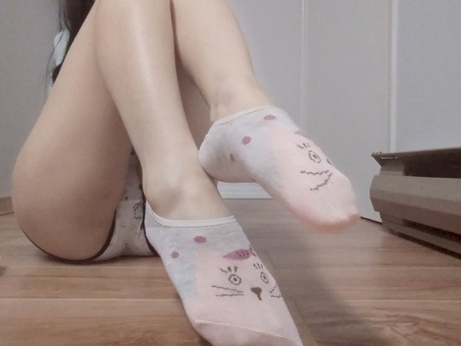 Pink and grey kitten socks ฅ(• ɪ •)ฅ